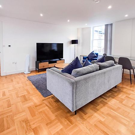 Modern 2-Bedroom, 2-Bathroom Apartment In West Kensington London Exterior photo