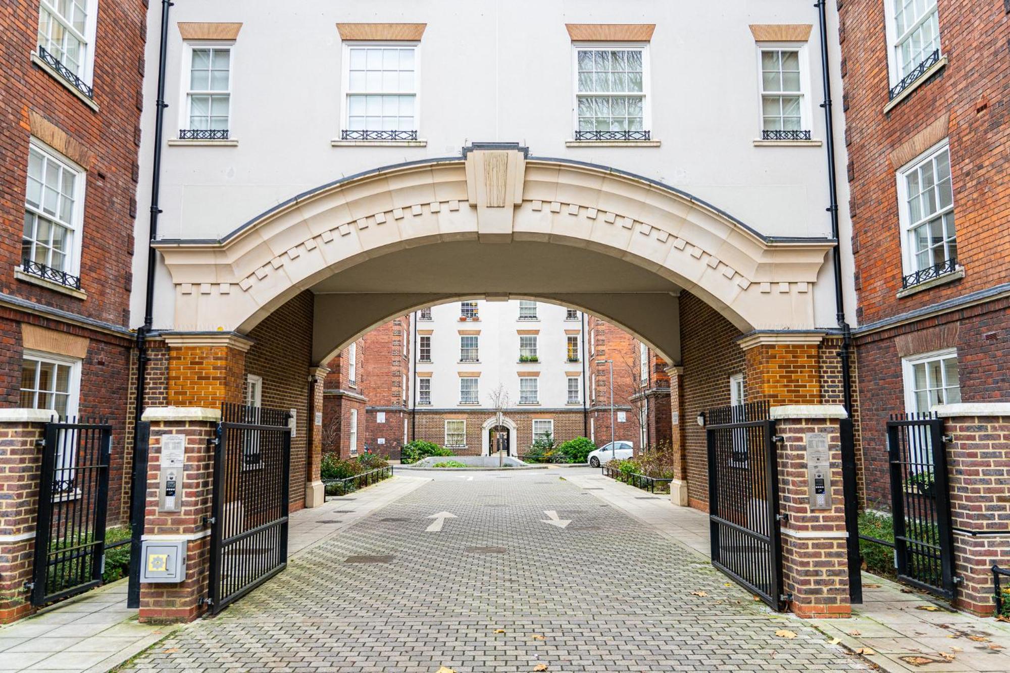 Modern 2-Bedroom, 2-Bathroom Apartment In West Kensington London Exterior photo