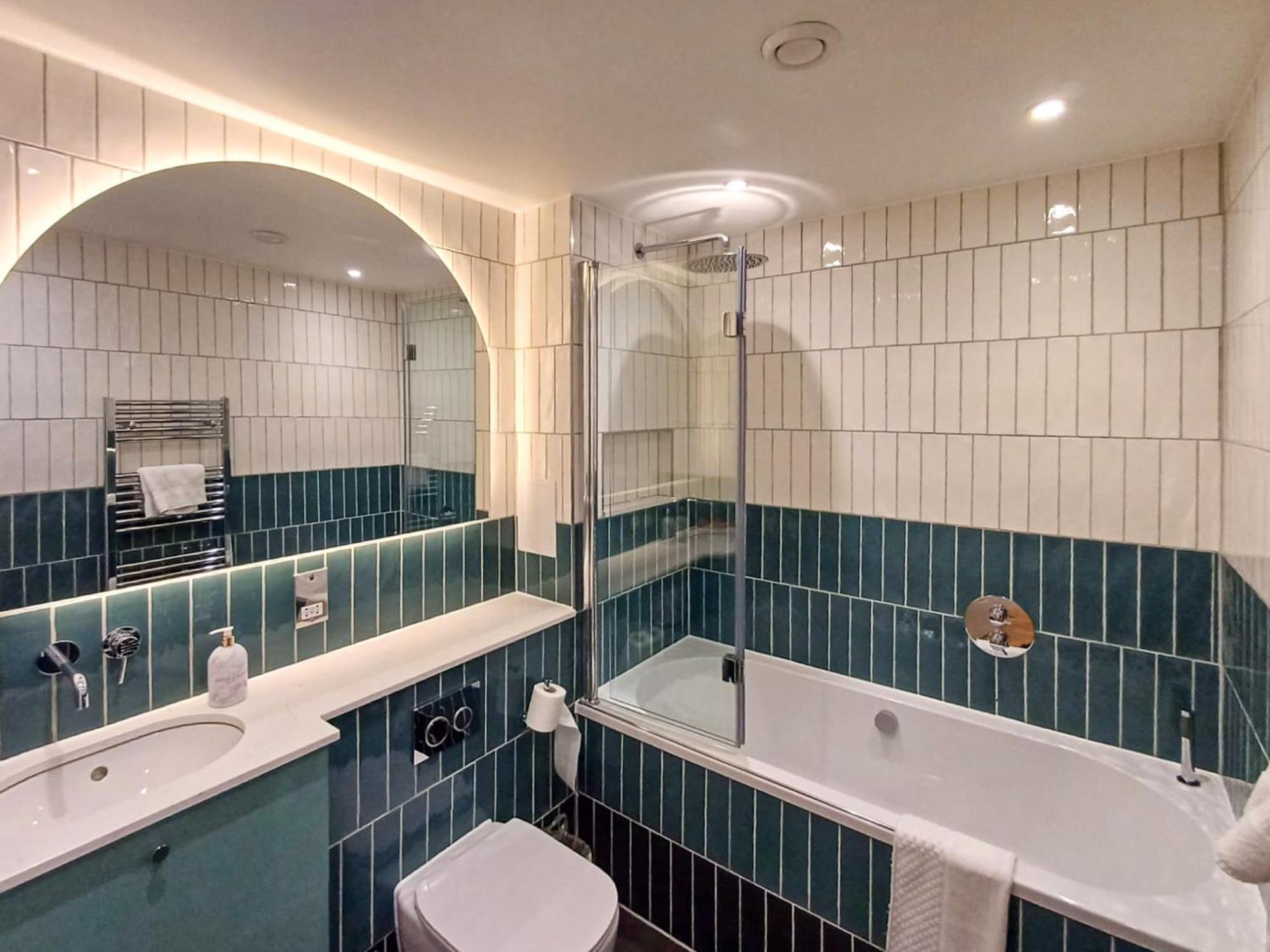 Modern 2-Bedroom, 2-Bathroom Apartment In West Kensington London Exterior photo