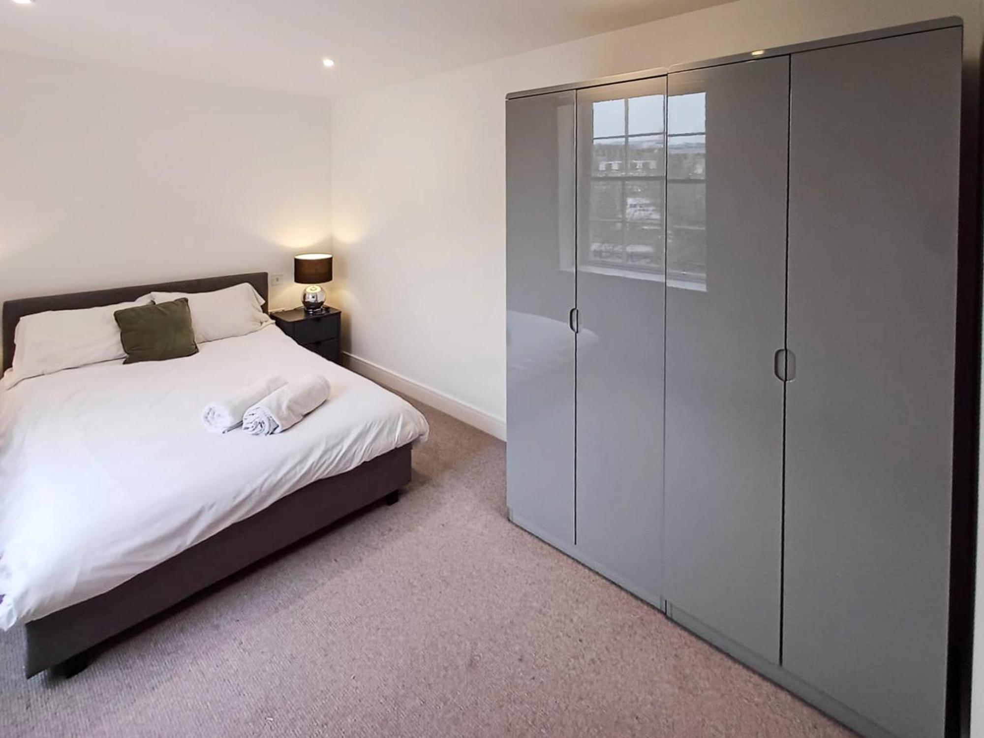 Modern 2-Bedroom, 2-Bathroom Apartment In West Kensington London Exterior photo