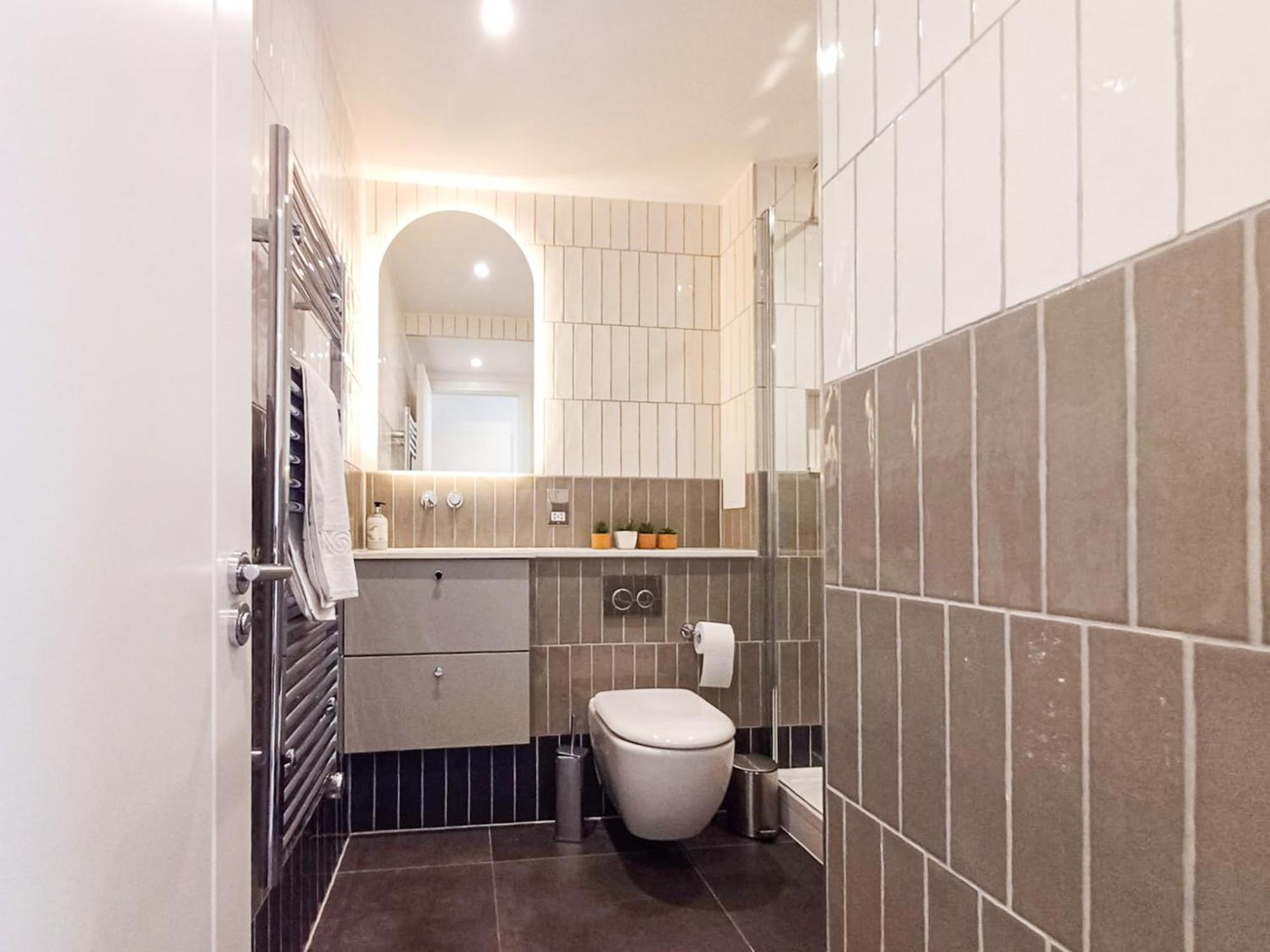 Modern 2-Bedroom, 2-Bathroom Apartment In West Kensington London Exterior photo