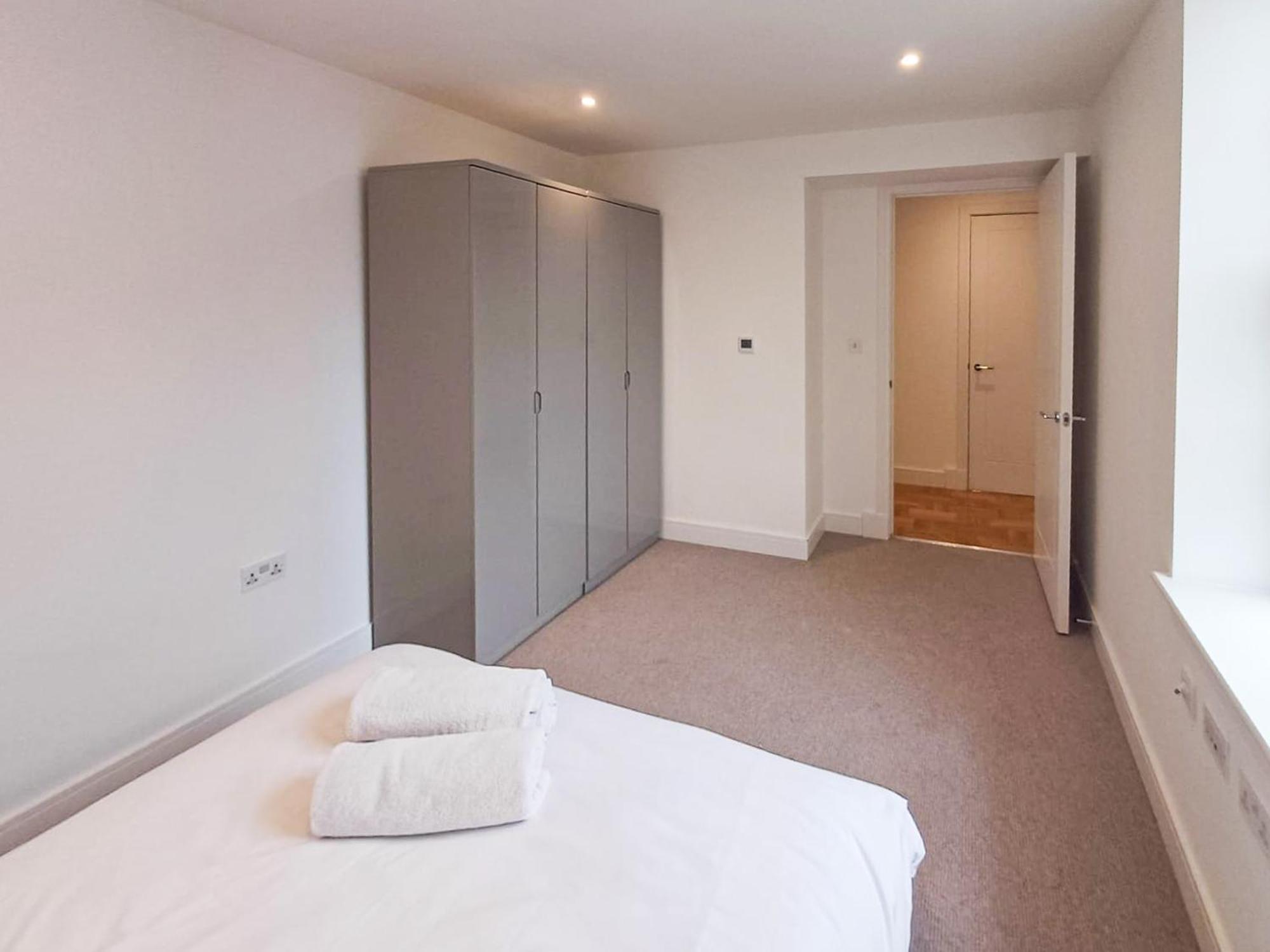 Modern 2-Bedroom, 2-Bathroom Apartment In West Kensington London Exterior photo