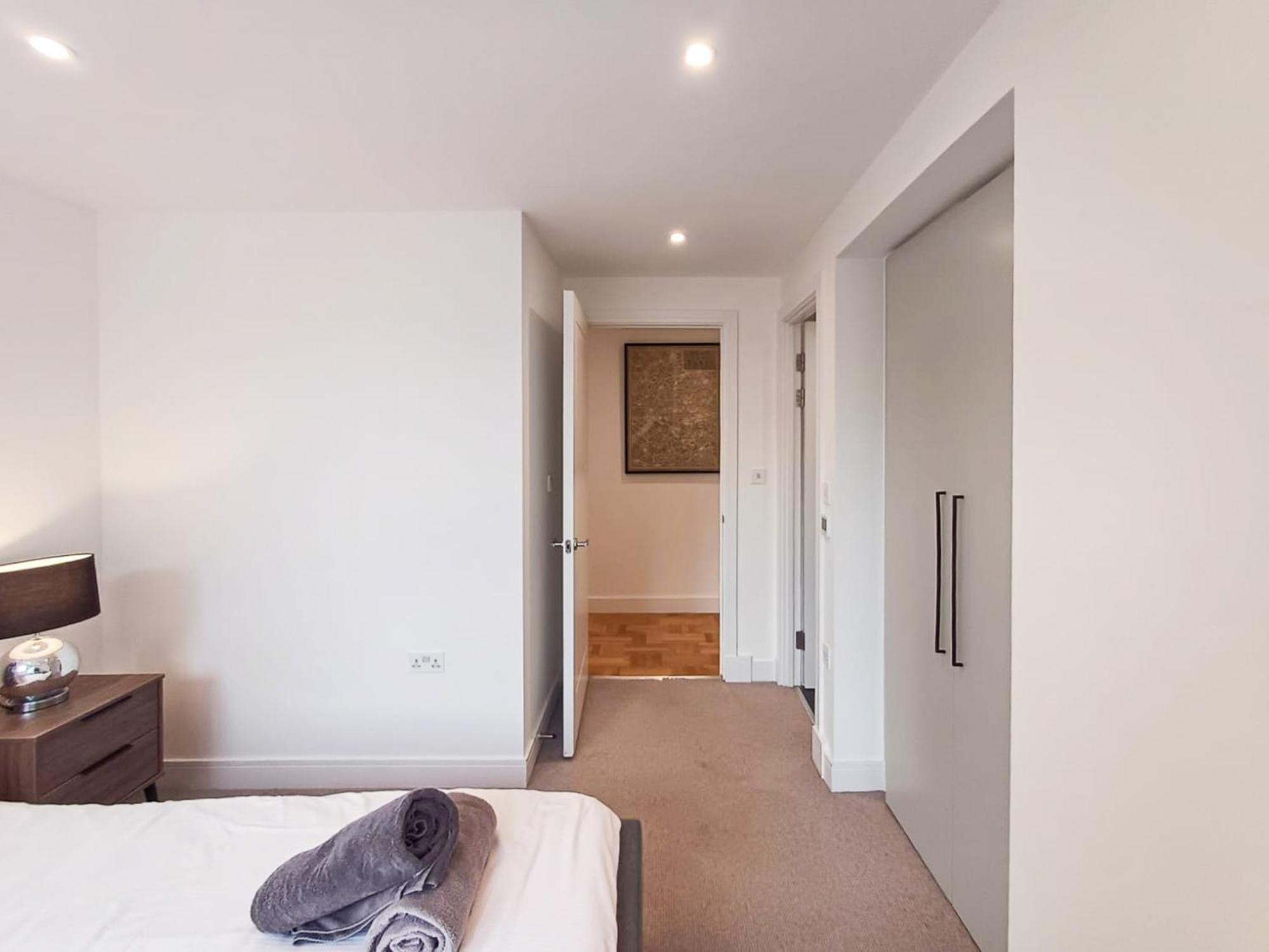 Modern 2-Bedroom, 2-Bathroom Apartment In West Kensington London Exterior photo